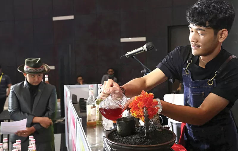 Belasan Mixologist Adu Terampil Racik Mocktail di Enam Langit Borobudur